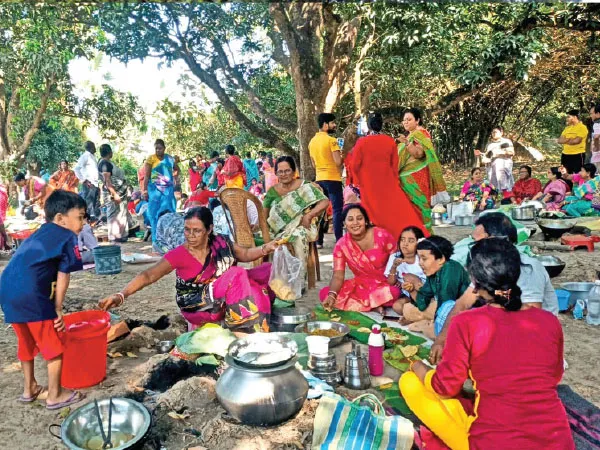 মঙ্গলবার শীতলাতলায় গোটা গ্রাম,&nbsp;&nbsp;শুক্লপক্ষে মাঠজুড়ে রান্না উৎসবের আয়োজন