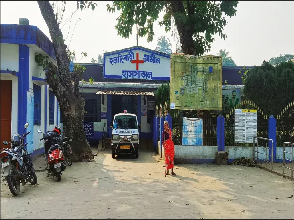 গ্রামীণ হাসপাতালে রোগীর এক্স-রে করছেন বেসরকারি ল্যাবের কর্মী!