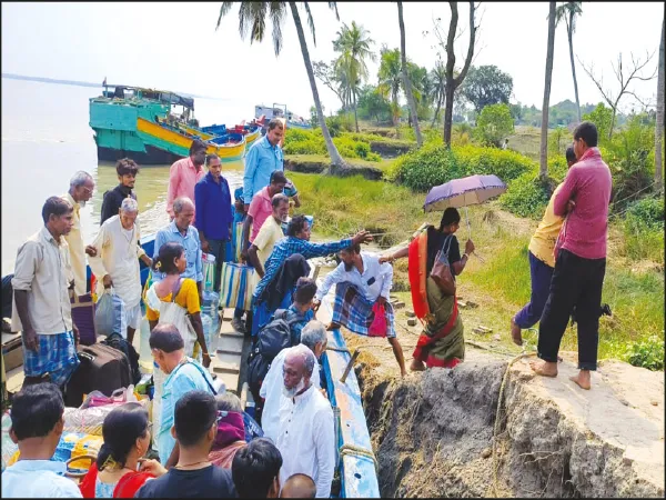 ঘোড়ামারা দ্বীপে কোনও জেটিঘাট নেই, বিপদ নিয়েই চলছে ভুটভুটিতে ওঠানামা