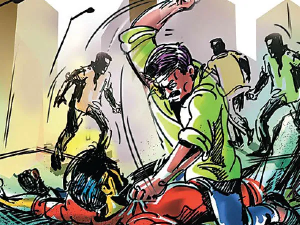 কুপ্রস্তাবে নারাজ মহিলার টালির চালে ট্রেন থেকে পাথর, অভিযুক্তকে মারধর