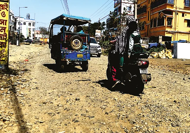 রামপুরহাটে নামেই শ্রীফলা রোড পাথর বেরিয়ে হারিয়েছে &lsquo;শ্রী&rsquo;