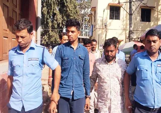 খড়গ্রামে প্রচুর জাল কীটনাশক ও সার বাজেয়াপ্ত, গ্রেপ্তার তিন