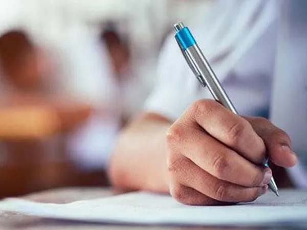 উচ্চ মাধ্যমিকে টুকলি রোখায় শিক্ষকদের মার