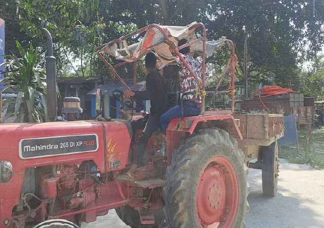 পিরোজপুর কুলিক নদীতে মাটি পাচার, চালক সহ আটক ট্রাক্টর