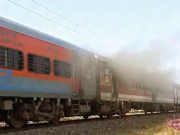 চলন্ত ট্রেনের কামরায় আগুন,&nbsp; বড় দুর্ঘটনা থেকে বরাতজোরে রক্ষা