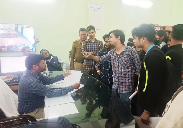 আর্থিক অনিয়মের অভিযোগ, কলেজে বিক্ষোভকারীদের মার
