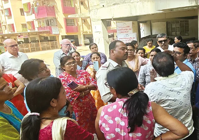 কাঁকসার বামুনপাড়ায় বিভিন্ন দাবিতে আবাসনে বিক্ষোভ