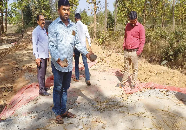 ঝাড়গ্রামে নিম্নমানের কাজ, অভিযোগ তুলে বন্ধ করা হল রাস্তা সংস্কার&nbsp;