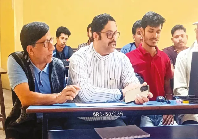 ১৯ বছর পর ইঞ্জিনিয়ারিং কলেজে নিজের ক্লাসরুমে মহকুমা শাসক