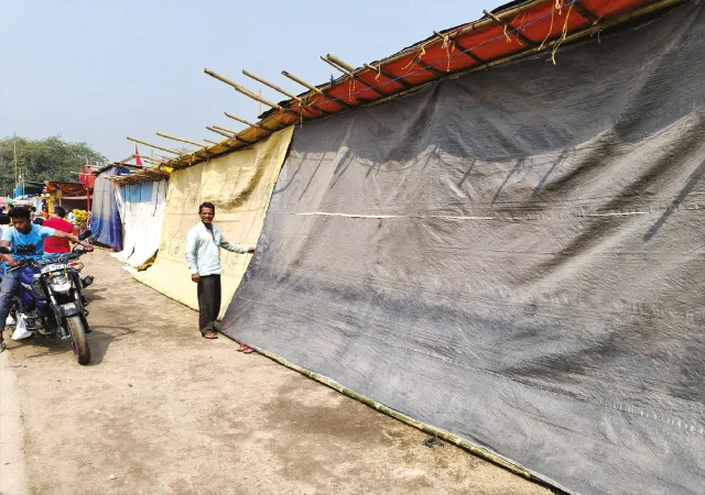 জল্পেশ মেলায় দোকান বন্ধ রেখে প্রতিবাদ ব্যবসায়ীদের