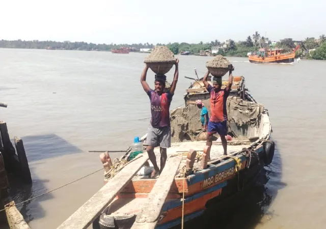 মুড়িগঙ্গার চরের বালি বিক্রি, নৌকা ও মেশিনভ্যান আটক